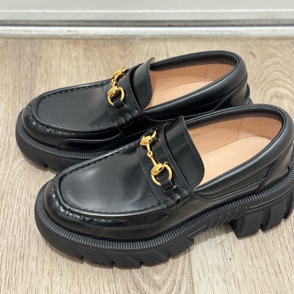 GUCCI | Women's loafer with horsebit - Picture 2 of 3